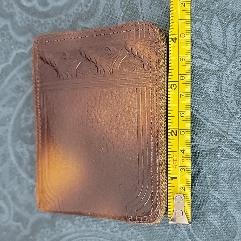 New Vintage Cameo Brown Calfskin Hand Tooled Embossed BiFold Zip Mens Wallet